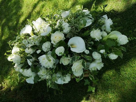 How Much Do Funeral Flowers Cost: A Blooming Discussion on Life's Final Bouquet