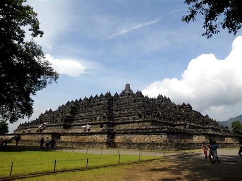 The Candi Borobudur! A Majestic Monument Embracing Exquisite Stone Carvings and Timeless Religious Symbolism