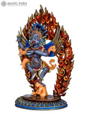 The Dancing Garuda Sculpture: An Enchanting Display of Celestial Power and Intricate Detail!