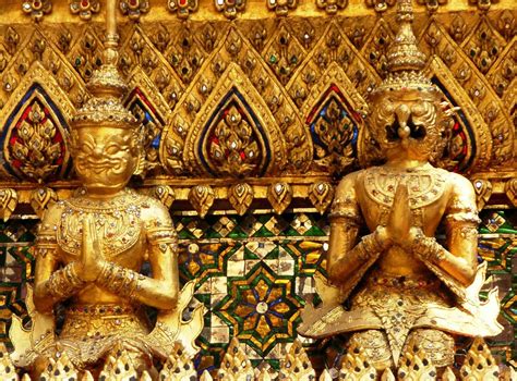 The Emerald Buddha: A Serene Glimpse into 13th-Century Thai Spirituality!