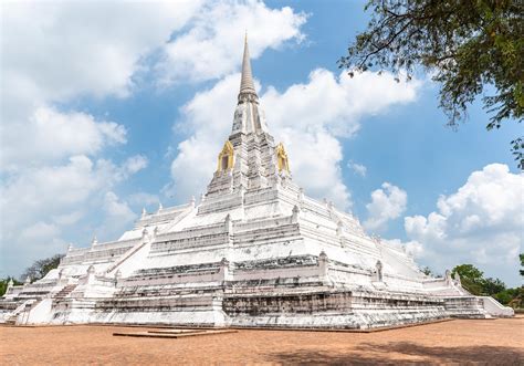 The Standing Buddha of Wat Phu Khao Thong - A Timeless Icon Embodied in Serene Sandstone